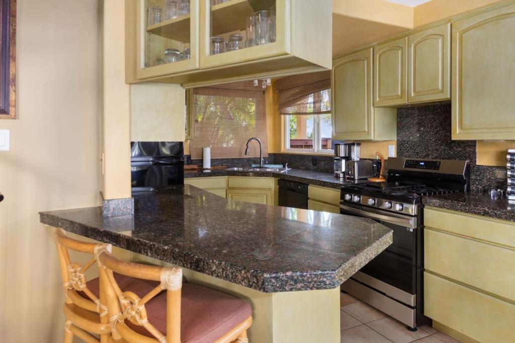 Plumeria Suite, 2-Bedrooms, Sleeps 6, Pool & Bbq, Pre-Renovation Summer Sale Kihei Dış mekan fotoğraf