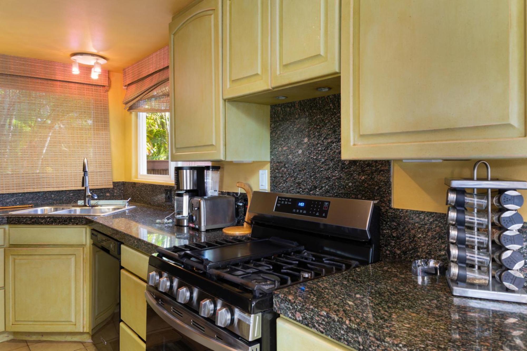 Plumeria Suite, 2-Bedrooms, Sleeps 6, Pool & Bbq, Pre-Renovation Summer Sale Kihei Dış mekan fotoğraf