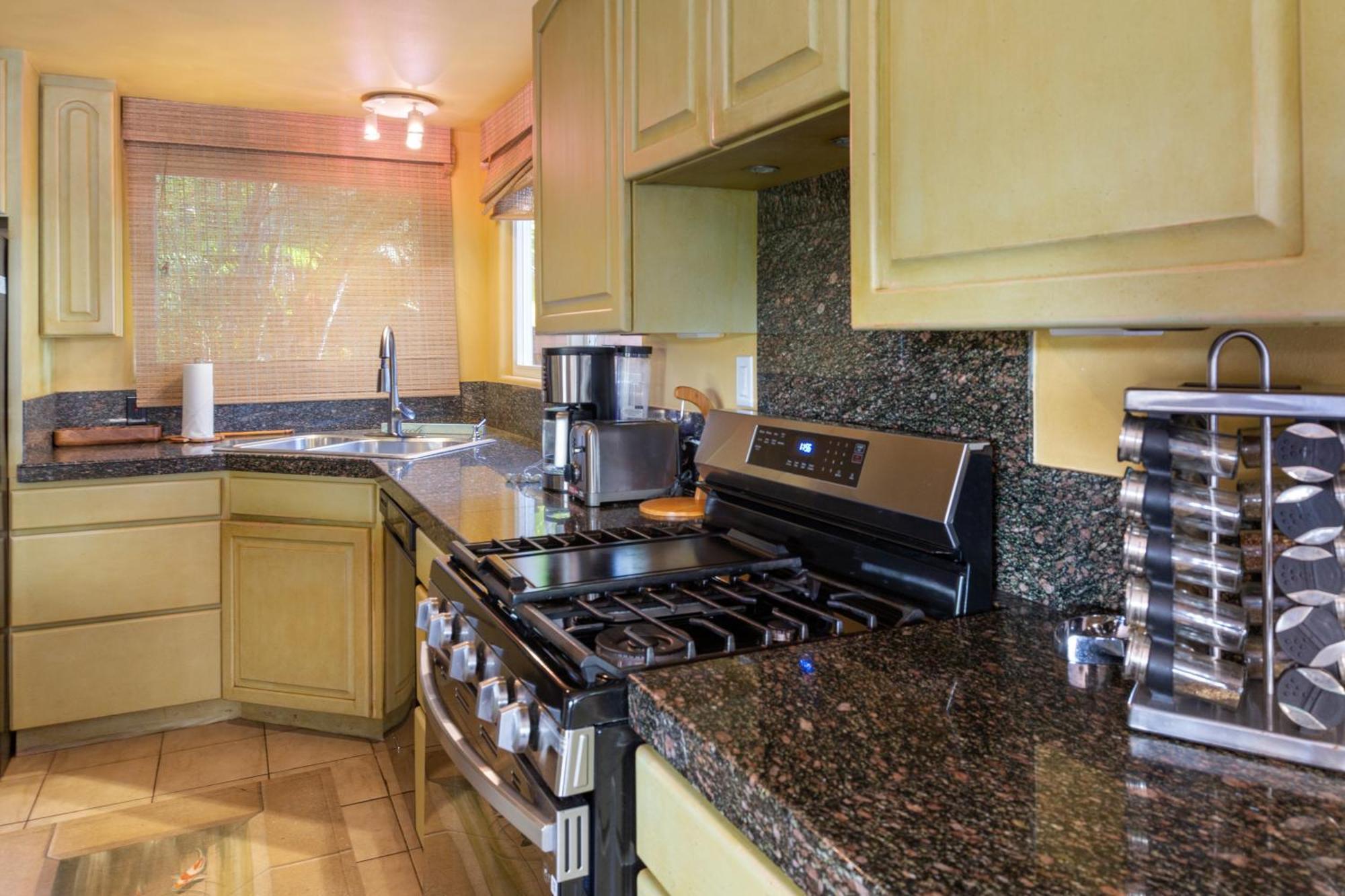 Plumeria Suite, 2-Bedrooms, Sleeps 6, Pool & Bbq, Pre-Renovation Summer Sale Kihei Dış mekan fotoğraf
